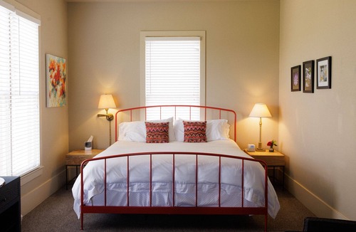 Kyle Hotel | Cute 1 bedroom cottage offering stunning views of the Texas Hill Country.