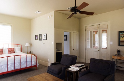 Kyle Hotel | Cute 1 bedroom cottage offering stunning views of the Texas Hill Country.