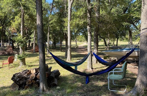 Tow House | CUTE 1962 RV with huge screened in gazebo ~1 mile from winery