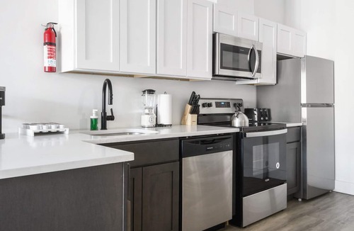 Elizabeth Apartment | Cute 1BR Next to EWR 0321