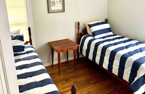 Texas City House | Cute 2/1 House in quiet neighborhood