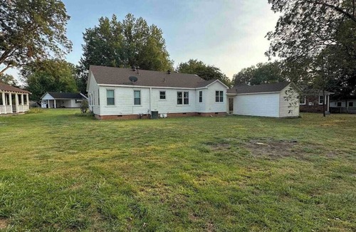 Brinkley House | Cute 2 bed 1 bath home that sleeps 7 in a quiet neighborhood.
