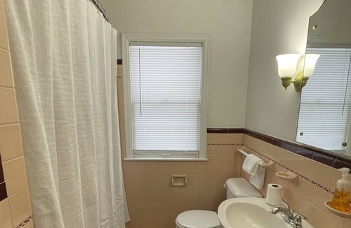 Merriam Park West House | Cute 2 bedroom/1 bath vacation getaway w/laundry