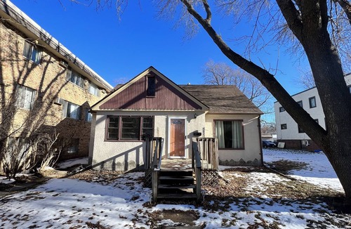 Merriam Park West House | Cute 2 bedroom/1 bath vacation getaway w/laundry