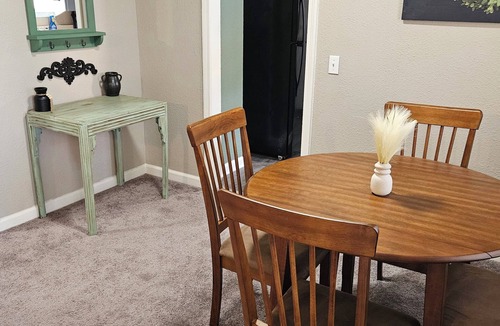 Shawnee House | Cute 2-bedroom Farmhouse Style House near OBU in Shawnee!