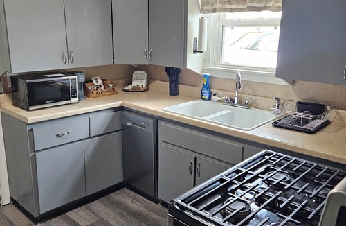 Shawnee House | Cute 2-bedroom Farmhouse Style House near OBU in Shawnee!