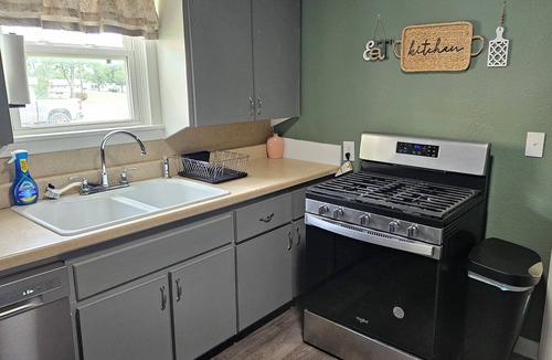 Shawnee House | Cute 2-bedroom Farmhouse Style House near OBU in Shawnee!