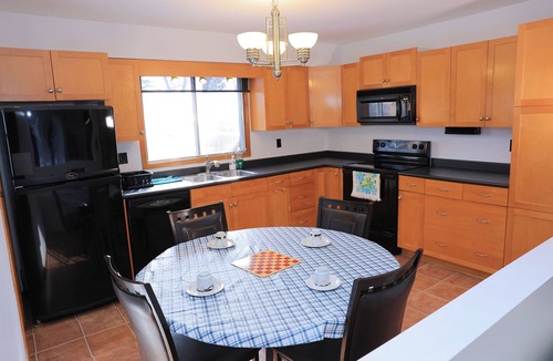 Birds Hill House | Cute 2BR House in winterpeg. Close To Everything, Easy Check in free parking