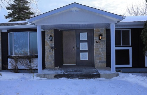 Birds Hill House | Cute 2BR House in winterpeg. Close To Everything, Easy Check in free parking