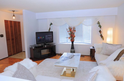 Birds Hill House | Cute 2BR House in winterpeg. Close To Everything, Easy Check in free parking