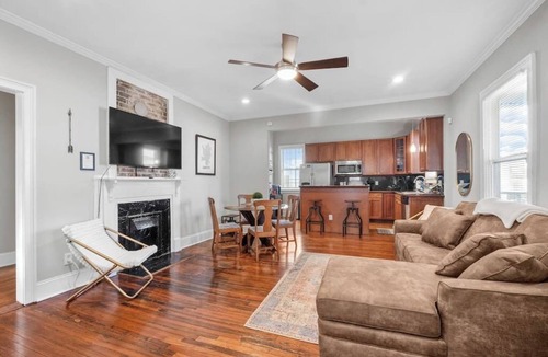 Charlotte House | Cute 3 Bed Bungalow Blocks from Downtown