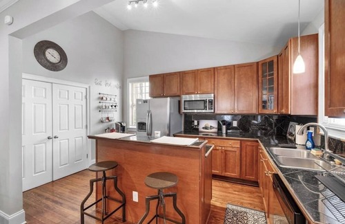 Charlotte House | Cute 3 Bed Bungalow Blocks from Downtown