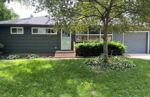Iowa City House | Cute 3-bedroom house walkable to Kinnick and UIHC