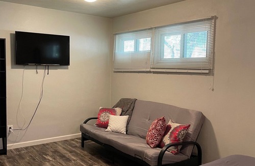 Iowa City House | Cute 3-bedroom house walkable to Kinnick and UIHC