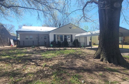 Wichita House | Cute 3BR 3BA Handicap Acc BR and BA WIFI SMART TV