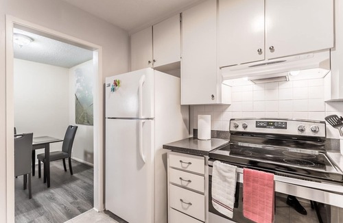 Overland Park House | Cute and affordable 3BDR duplex in Overland Park for up to 10 people! Unit #2