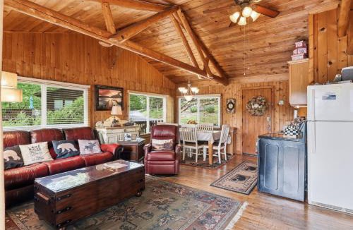 Huddleston House | Cute and Comfy Cabin