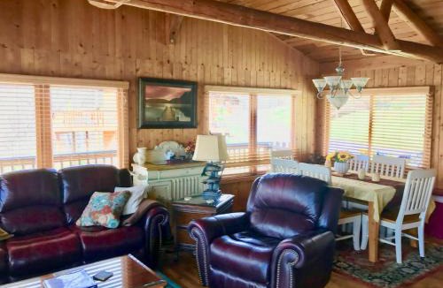 Huddleston House | Cute and Comfy Cabin