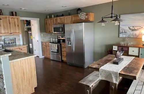 Andalusia House | Cute and Cozy Lakehouse