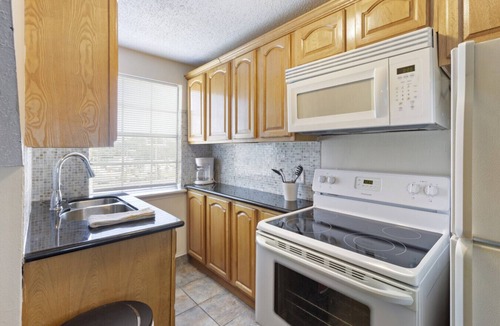 Tulane - Gravier Bed & Breakfast | Cute and Cozy One Bedroom in Hotel with Shared Pool and Hot tub