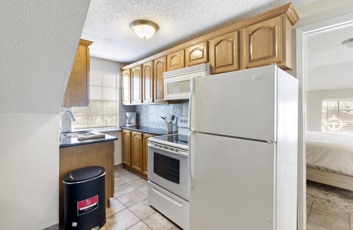 Tulane - Gravier Bed & Breakfast | Cute and Cozy One Bedroom in Hotel with Shared Pool and Hot tub