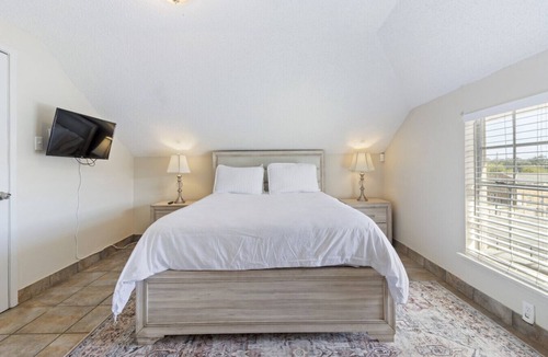 Tulane - Gravier Bed & Breakfast | Cute and Cozy One Bedroom in Hotel with Shared Pool and Hot tub