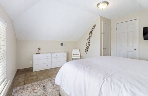 Tulane - Gravier Bed & Breakfast | Cute and Cozy One Bedroom in Hotel with Shared Pool and Hot tub