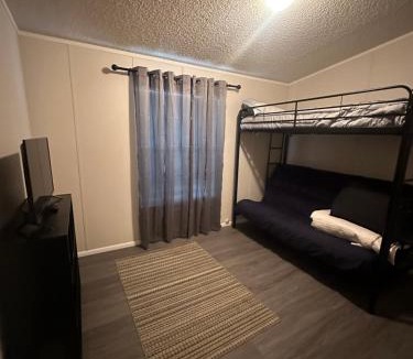 Bullhead City House | Cute and cozy river house!