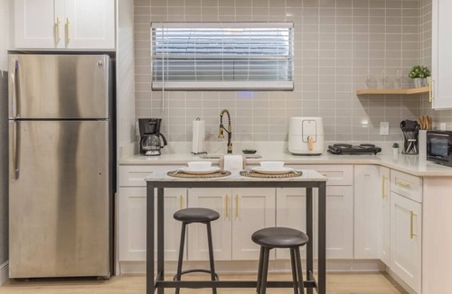 Northeast Orlando House | CUTE and COZY studio w/jacuzzi!