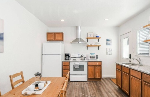 Austin Ave. Apartment | Cute and Cozy Waco Studio