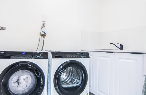 Graceville Apartment | Cute and super comfy fully selfcontained hideaway, pet friendly