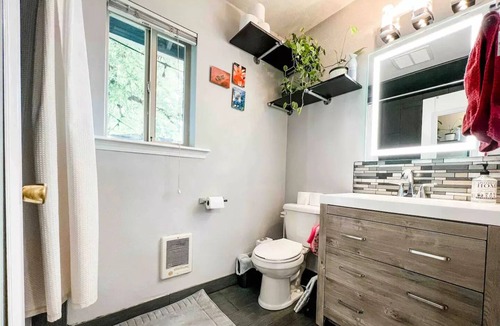 Prineville House | Cute and Updated Downtown Duplex