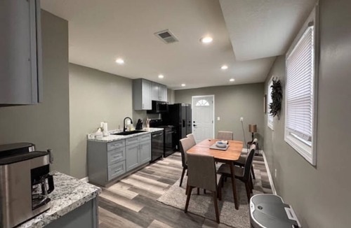 Olathe Apartment | Cute apartment in Downton Olathe