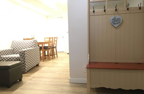 Oakwood Village Apartment | Cute Apartment with Wifi, Easy Stroll to Subway