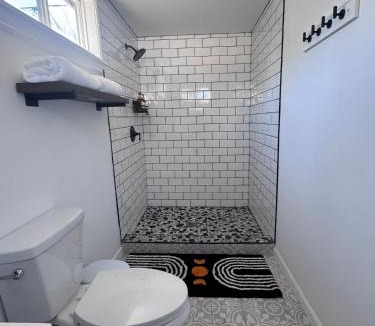 Jefferson House | Cute Barn Guesthouse - Minutes from Downtown and major Attractions