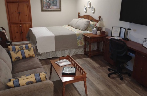 Brenham House | Cute barn style 2-story BnB, between Brenham and Round Top! Great farm views!