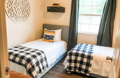 Searcy House | Cute Bleu Bison House -Sleeps 8 1 Block From HU