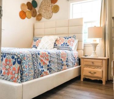 Searcy House | Cute Bleu Bison House -Sleeps 8 1 Block From HU