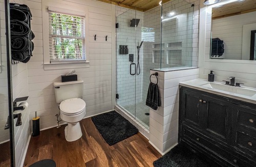 Hampton Cottage | Cute, boho cottage in peaceful forest setting