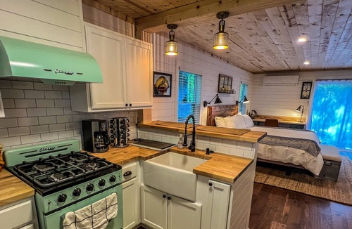 Hampton Cottage | Cute, boho cottage in peaceful forest setting