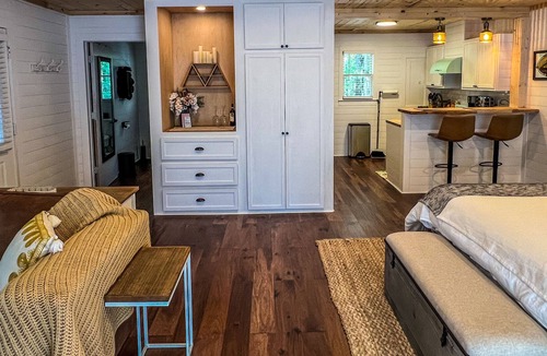 Hampton Cottage | Cute, boho cottage in peaceful forest setting