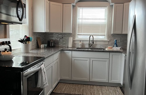 Atchison House | Cute Bungalow-Close to BC! Great for families!