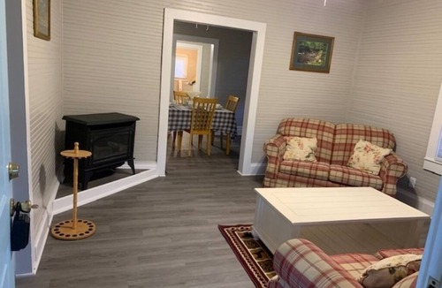 Lockbridge House | Cute Bungalow in NewRiver Gorge National Park(sleeps 6, pet friendly)
