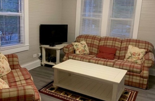 Lockbridge House | Cute Bungalow in NewRiver Gorge National Park(sleeps 6, pet friendly)