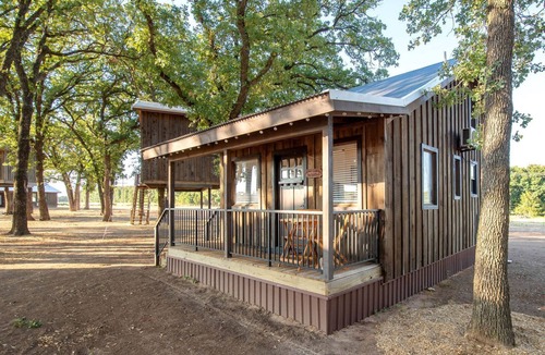Elm Mott Cabin | Cute Cabin for Two, Perfect for Memorable Glamping Escapes in Waco, Texas
