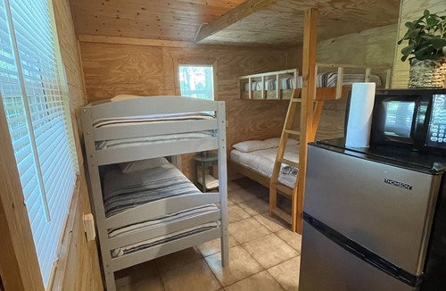 Fort White Cabin | Cute cabin sleeps 5 !