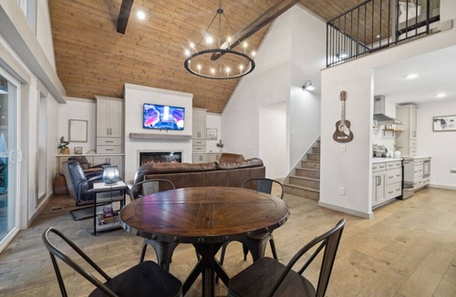 Nashville House | Cute Cabin with Hot Tub 30 mins from Nashville