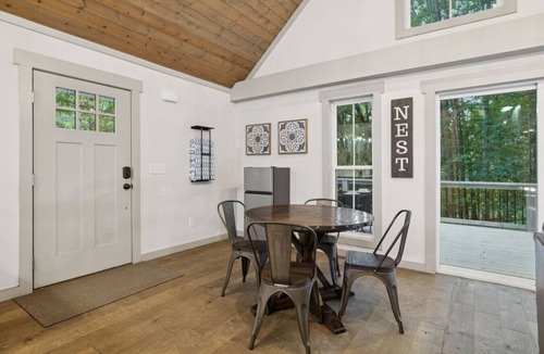 Nashville House | Cute Cabin with Hot Tub 30 mins from Nashville