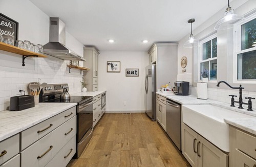 Nashville House | Cute Cabin with Hot Tub 30 mins from Nashville
