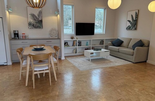 Cherrywood House | Cute Cherrywood Stay. Walkable Fun in East Austin